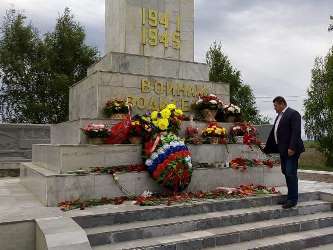Вячеслав Тарасов возложил цветы к памятнику воинам-водителям, погибшим в Великую Отечественную войну